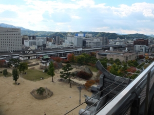 福山城と隣接する福山駅